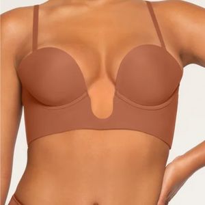 Skims deep plunge shape wear bra. Size S. NWT.